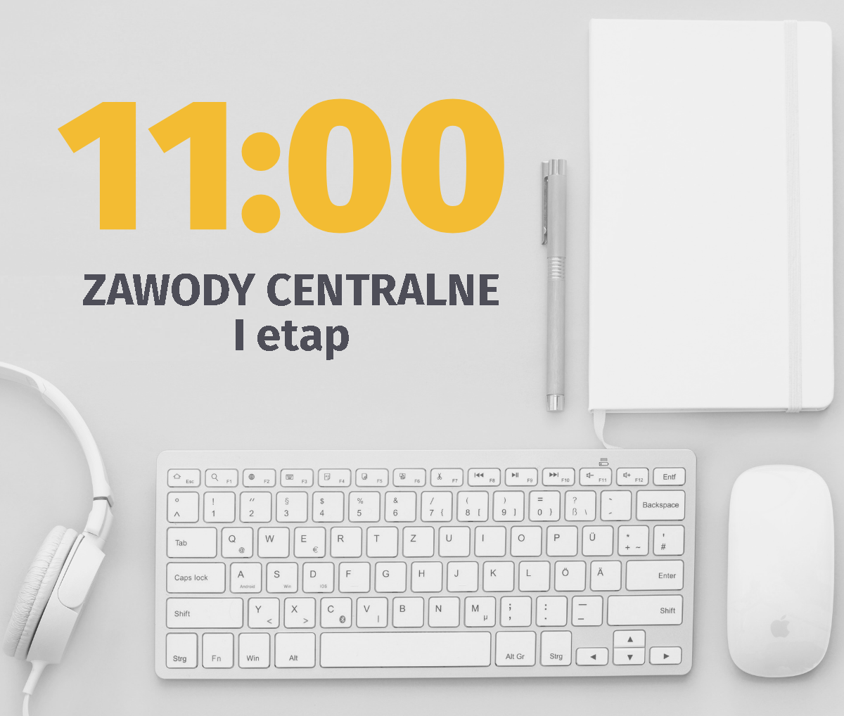 Napis: '11:00 ZAWODY CENTRALNE I etap'na jasnym tle z klawiaturą, myszką, długopisem i słuchawkami w jasnych kolorach