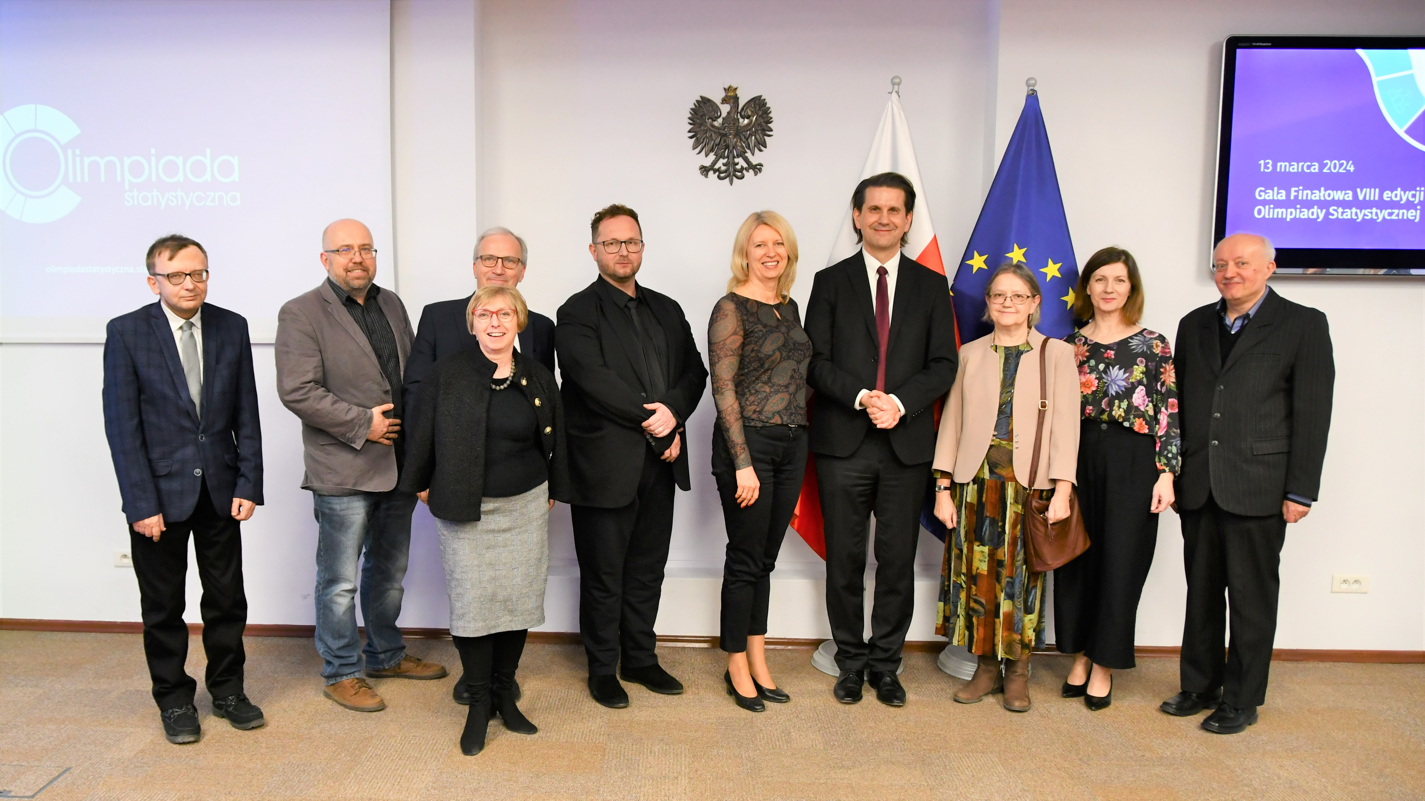 Prezes GUS, dr Dominik Rozkrut, wraz członkami Komitetów Olimpiady Statystycznej